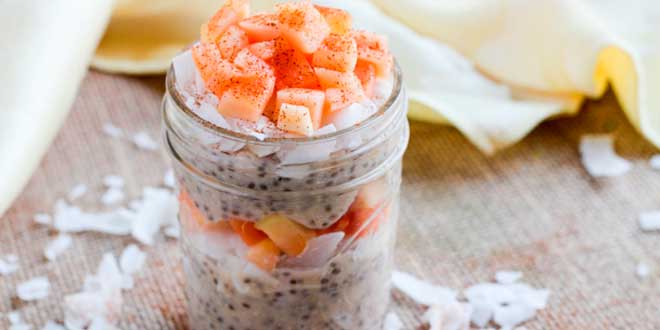 Pudding Proteico con Latte di Cocco, Semi di Chia e Papaya