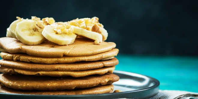 Pancake di albumi, avena, mela, banana e cannella Pancake di albumi, avena, mela, banana e cannella