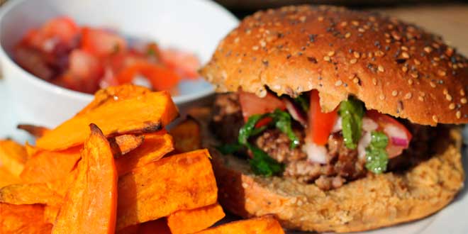 Hamburger di ceci e patate dolci fritte con salsa Tahini Hamburger di ceci e patate dolci fritte con salsa Tahini