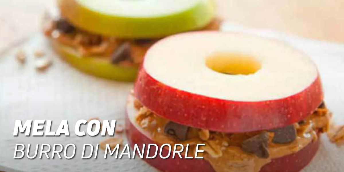 Mela con Burro di Mandorle e Crumbs di Cioccolato