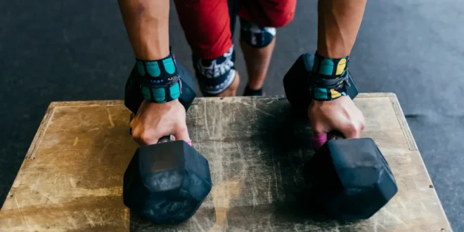 Allenamento di CrossFit con Manubri Allenamento di CrossFit con Manubri
