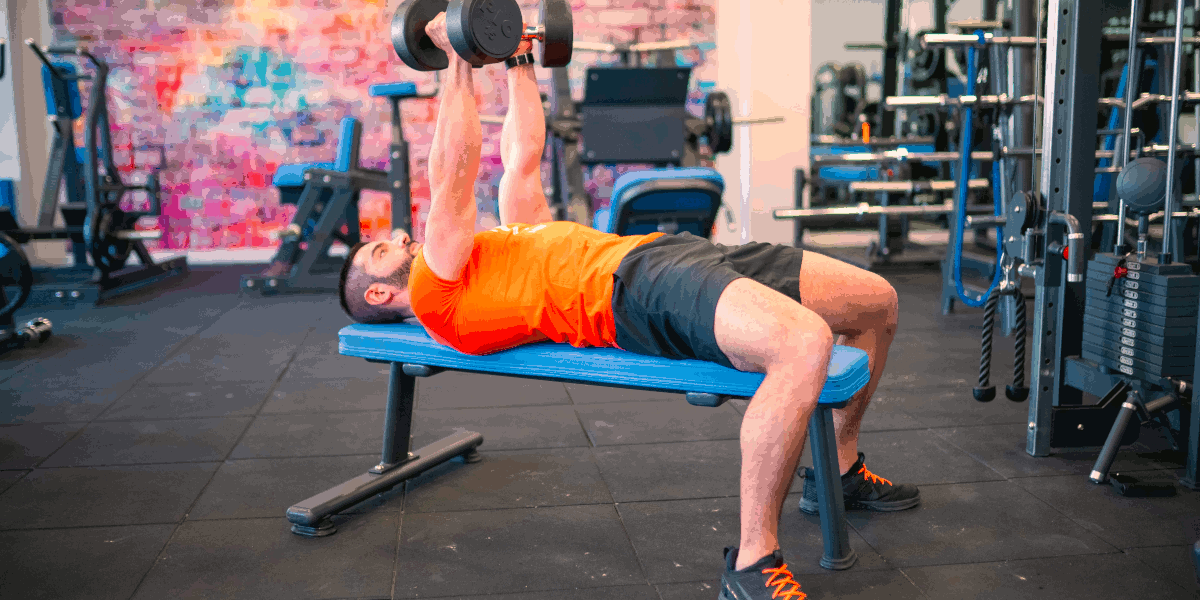 Dumbbell flyes su panca Dumbbell flyes su panca