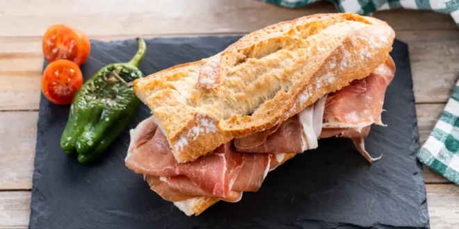 Panino con Lonza di Maiale e Prosciutto Crudo Panino con Lonza di Maiale e Prosciutto Crudo
