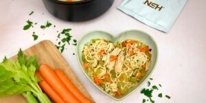 Zuppa di noodles con pollo e verdure a basso contenuto calorico
