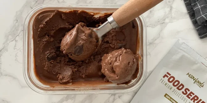 Gelato proteico al cioccolato fatto in casa