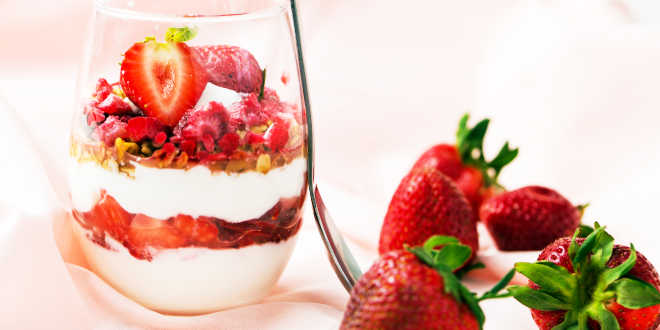 Muesli, frutta fresca e yogurt magro Muesli, frutta fresca e yogurt magro
