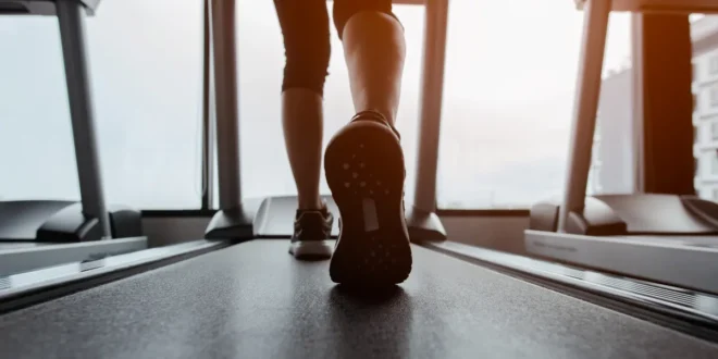 Correre sul tapis roulant vs correre su strada. Cosa è meglio e perché Correre sul tapis roulant vs correre su strada. Cosa è meglio e perché