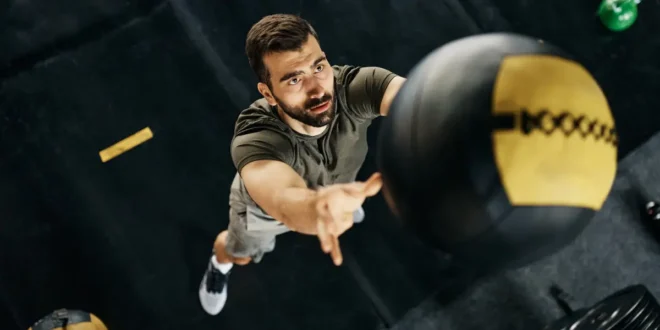 Come eseguire Wall Ball Shot o lanci con la palla sul muro CrossFit? Come eseguire Wall Ball Shot o lanci con la palla sul muro CrossFit?