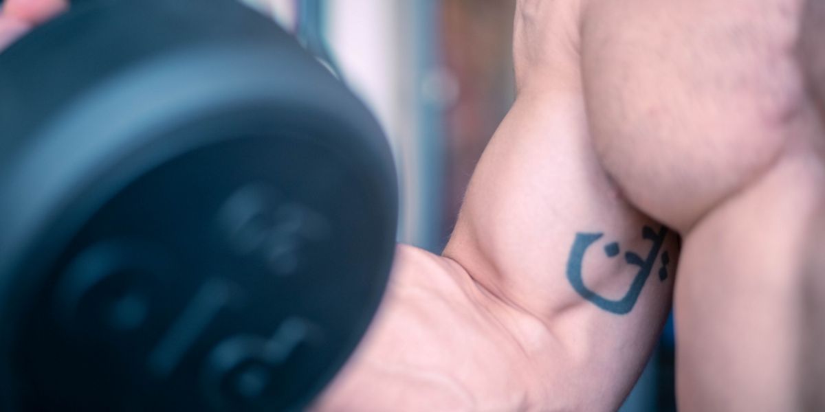 Allenare i bicipiti con manubri