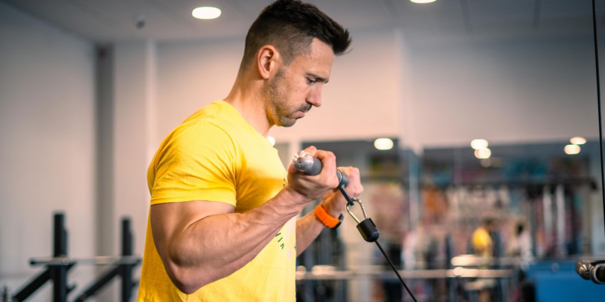 Curl bicipiti sulla puleggia