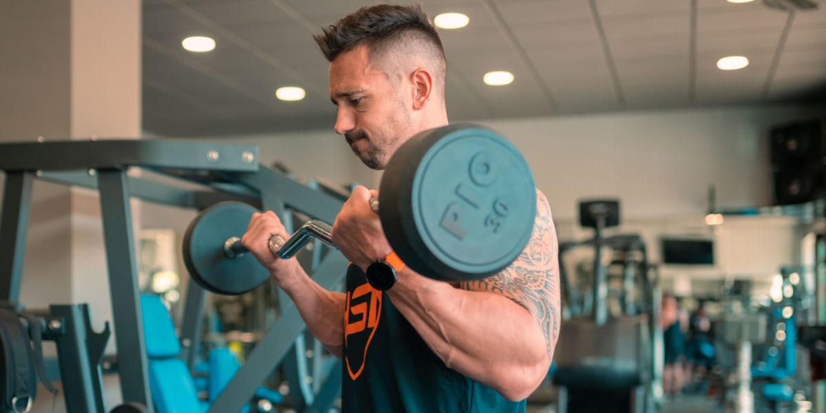 Curl con barra Z. Esercizi per bicipiti e tricipiti