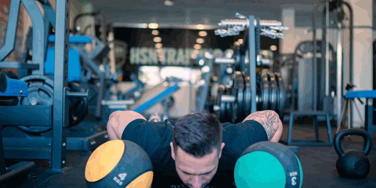 Flessioni pliometriche su una palla. Flessioni pliometriche su una palla.