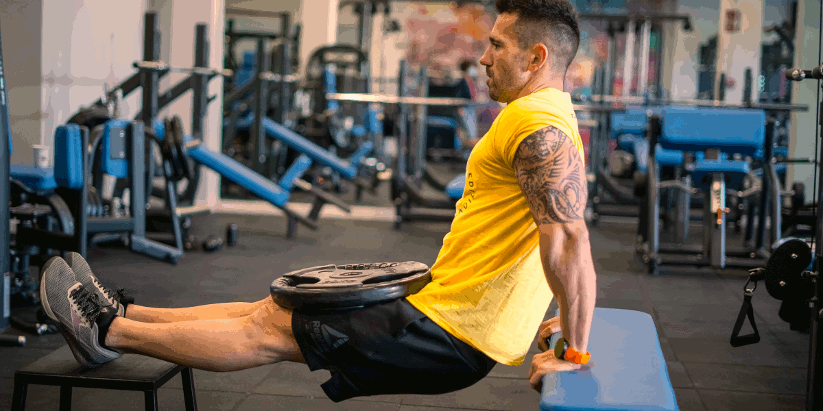 Fondi interbancari con peso. Esercizi per bicipiti e tricipiti.