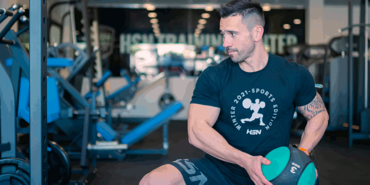 Lancio laterale della palla sulle ginocchia Lancio laterale della palla sulle ginocchia