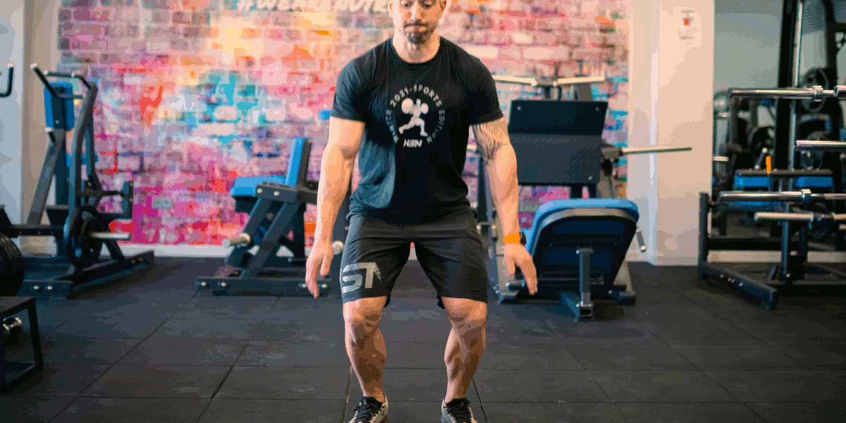 Salto verticale con le ginocchia al petto Salto verticale con le ginocchia al petto