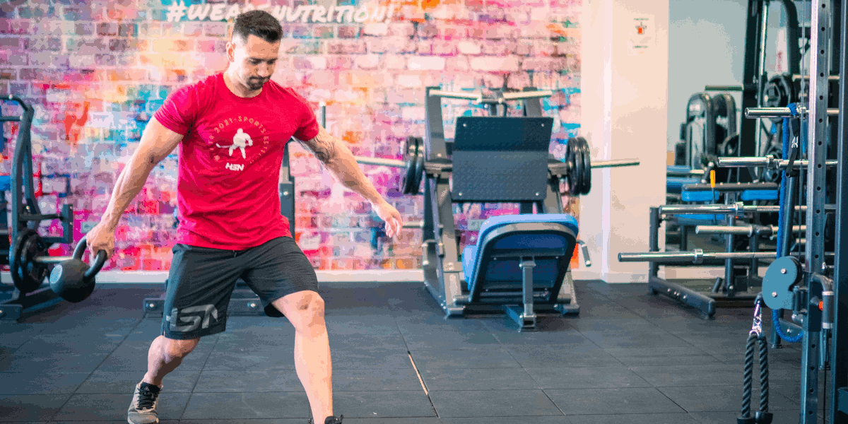 Squat "pass-through" con KB allenamento funzionale Squat "pass-through" con KB allenamento funzionale