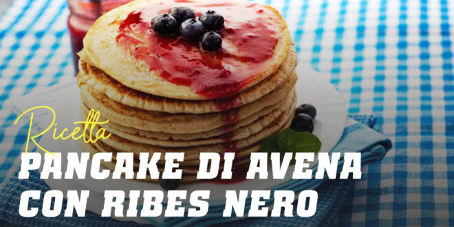 Pancake di Avena con Yogurt Greco e Ribes Nero