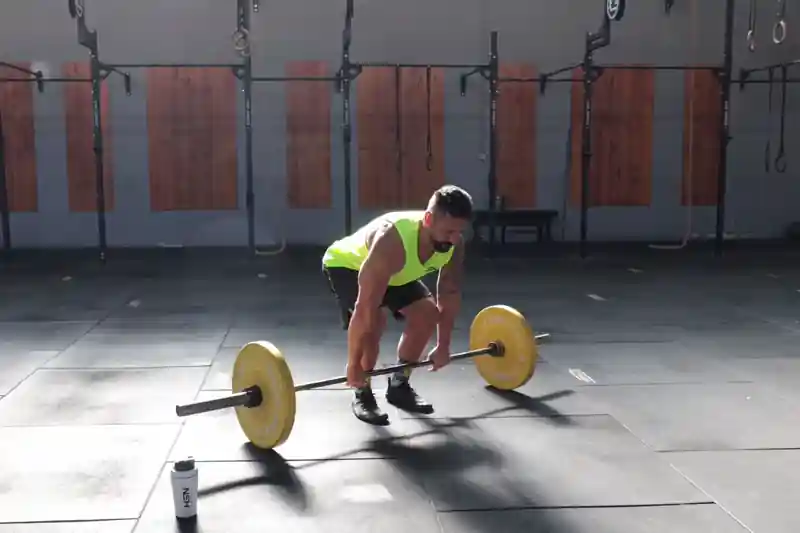 Tecnica per fare lo stacco da terra passo dopo passo