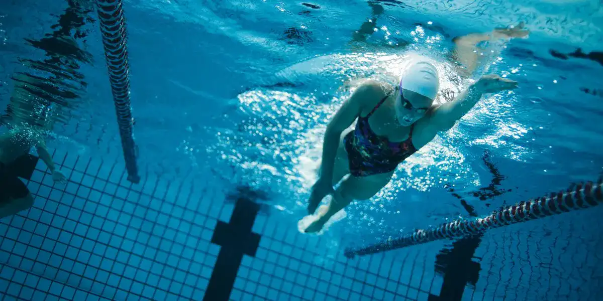 Nuotatrice di élite in competizione Nuotatrice di élite in competizione