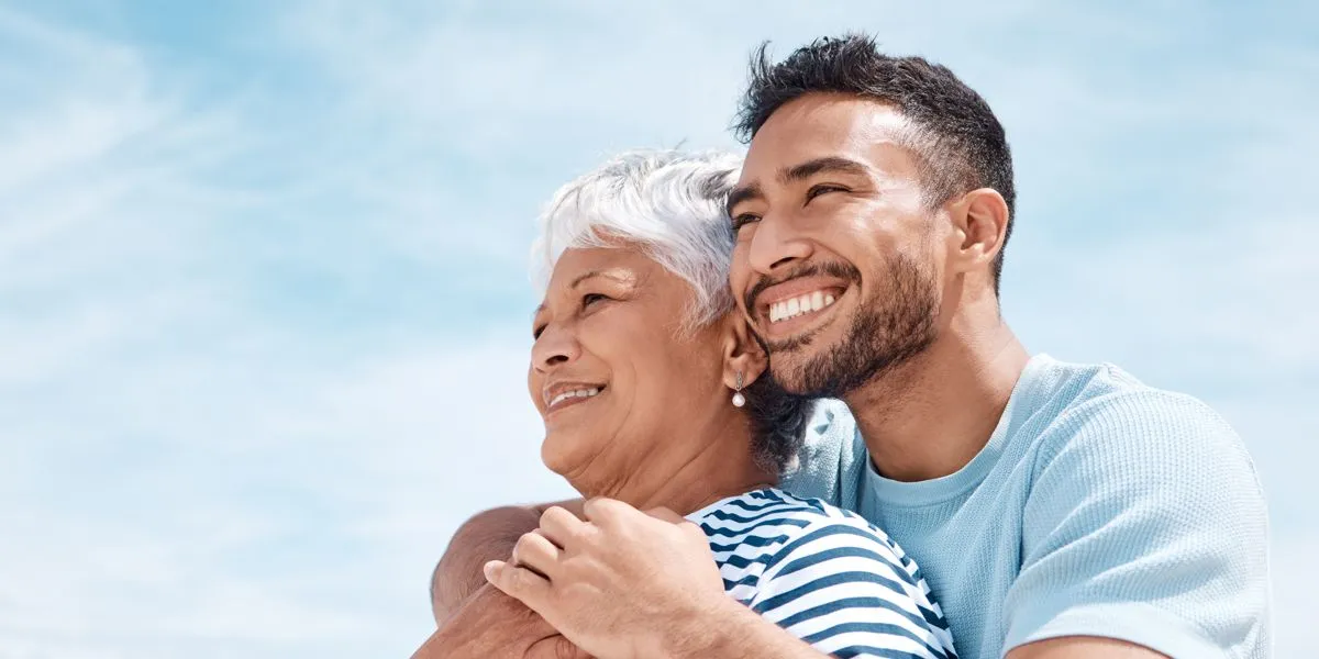 Madre e Figlio guardando l'orizzonte sorridendo