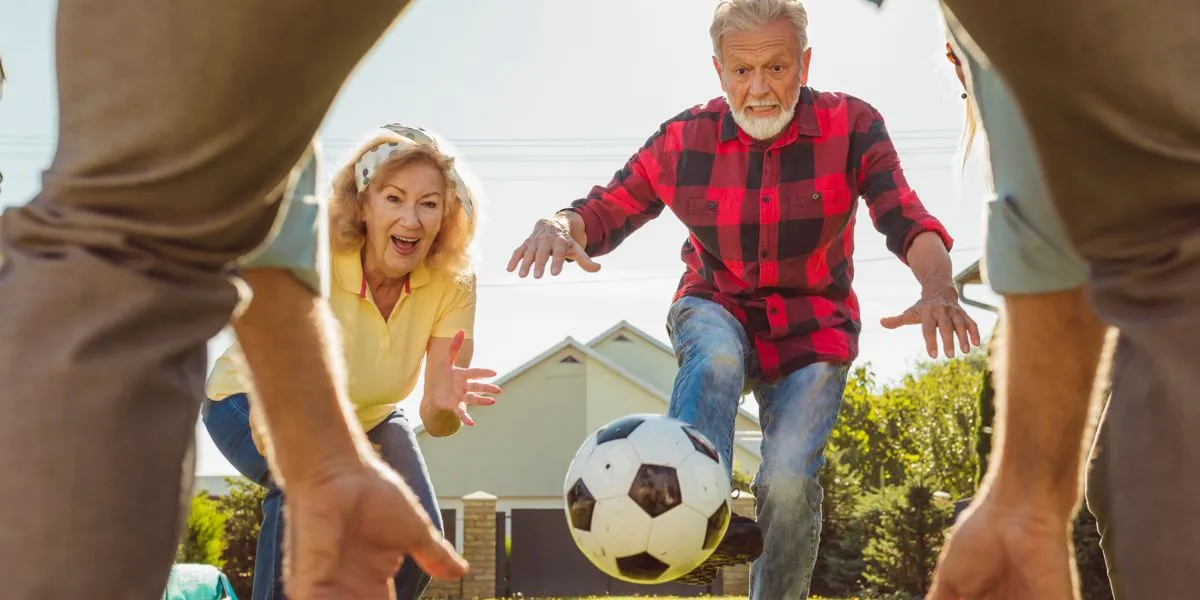 Anziani che giocano con un pallone da calcio