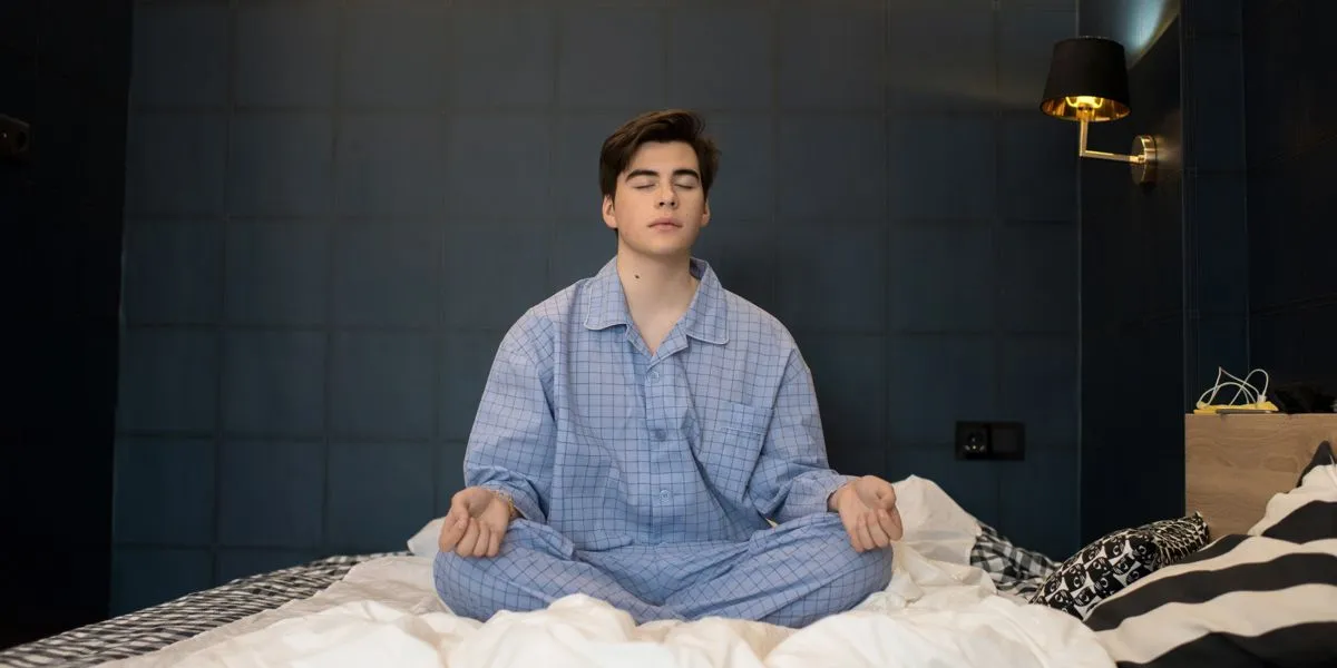 Uomo che medita prima di dormire