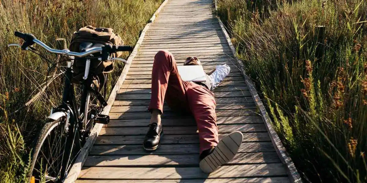 Passeggiata in bici e riposo sdraiato guardando il cielo