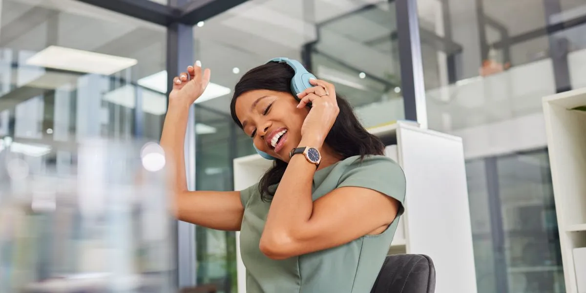 Ragazza rilassata che ascolta musica senza stress