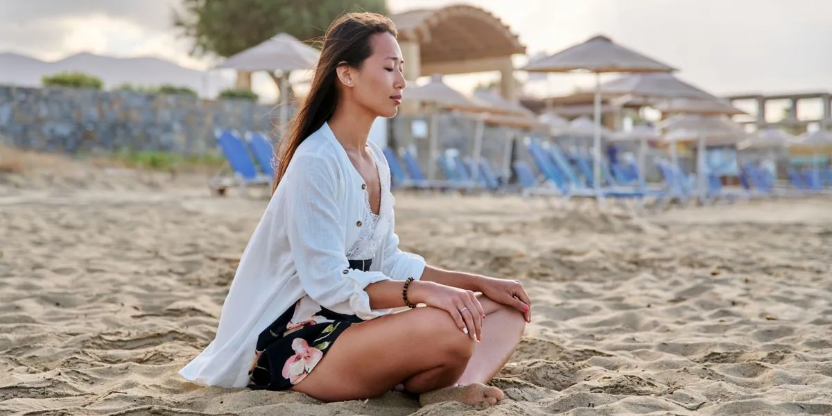 Ragazza rilassata in spiaggia