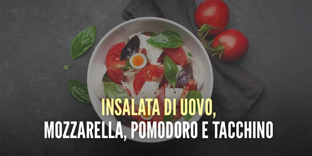 Insalata di uova, mozzarella, pomodoro e tacchino