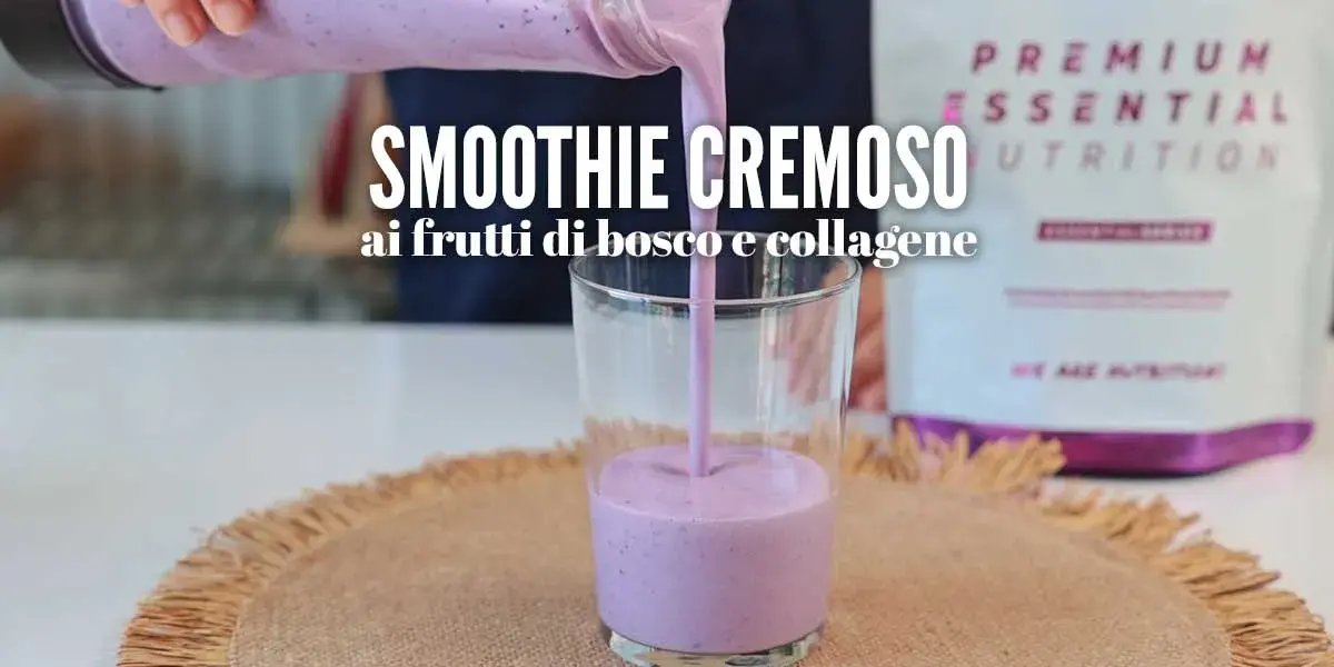 Smoothie cremoso ai frutti di bosco e collagene