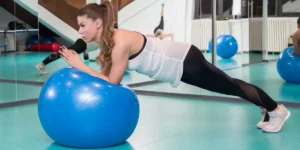 10 migliori esercizi per addominali con fitball