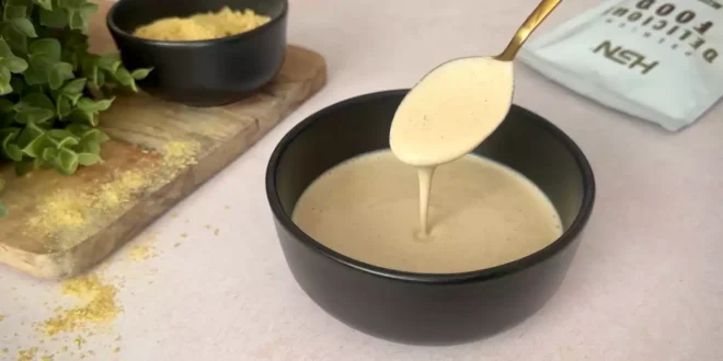 Besciamella Keto: cremosa, senza farina e a basso contenuto di carboidrati Besciamella Keto: cremosa, senza farina e a basso contenuto di carboidrati