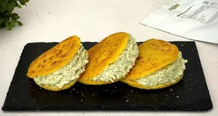 Arepas di polenta ripiene di pollo cremoso