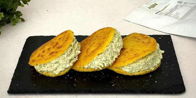 Arepas di polenta ripiene di pollo cremoso