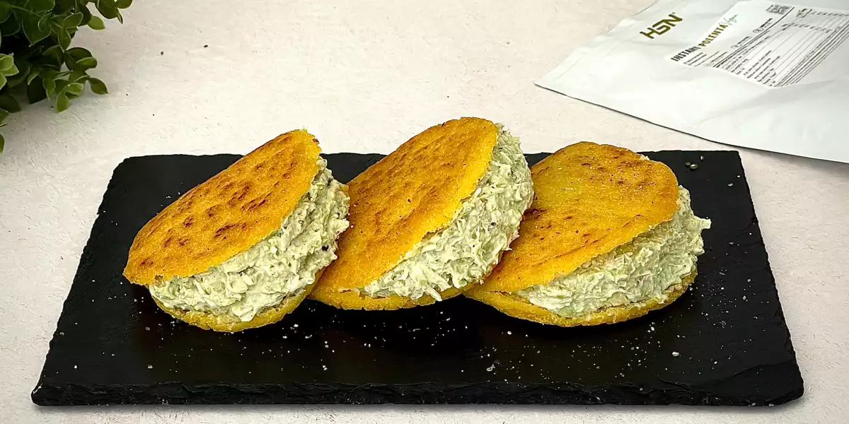 Arepas di polenta ripiene di pollo cremoso Arepas di polenta ripiene di pollo cremoso
