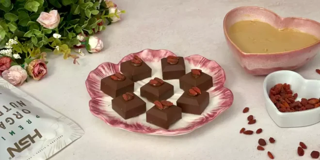 Cioccolatini al cioccolato fondente e bacche di goji per San Valentino Cioccolatini al cioccolato fondente e bacche di goji per San Valentino