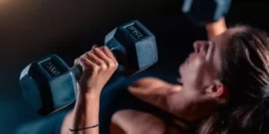 Routine di 10 esercizi per il petto con manubri per tutti i livelli