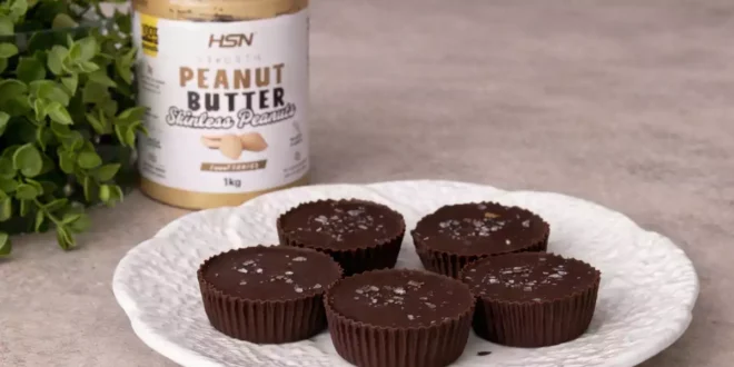 Cups di cioccolato ripieni di crema proteica di arachidi Cups di cioccolato ripieni di crema proteica di arachidi