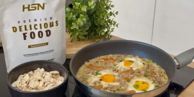 Funghi cremosi con uova al pesto rosso Funghi cremosi con uova al pesto rosso