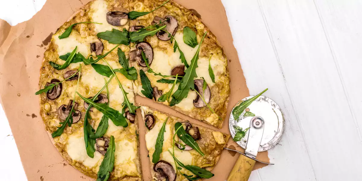 Pizza con base di farina di piselli verdi