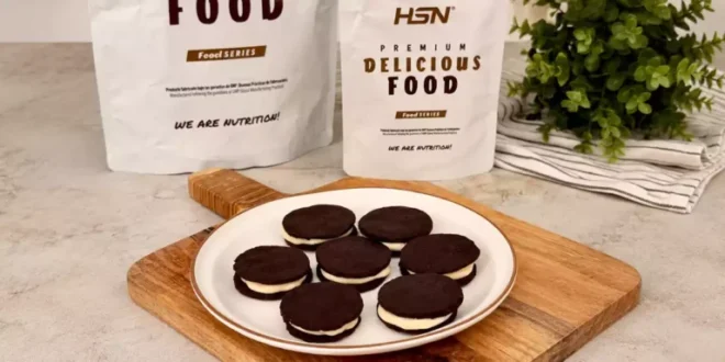 Biscotti al Cioccolato Ripieni di Crema al Cioccolato Bianco Biscotti al Cioccolato Ripieni di Crema al Cioccolato Bianco