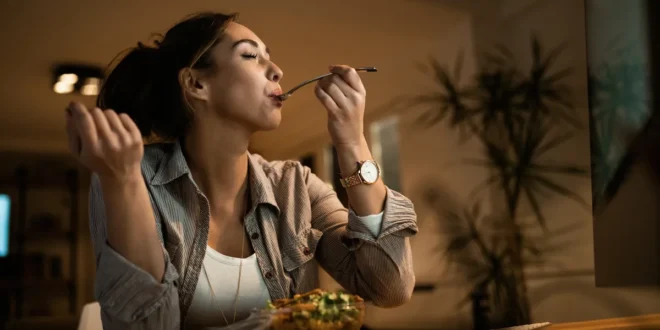 Mindful eating: l’arte di mangiare con i cinque sensi Mindful eating: l’arte di mangiare con i cinque sensi