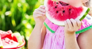 Mantenersi idratato con frutta e verdura ricche di acqua