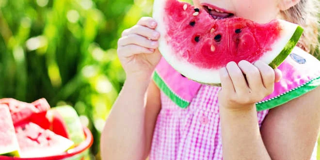 Mantenersi idratato con frutta e verdura ricche di acqua Mantenersi idratato con frutta e verdura ricche di acqua