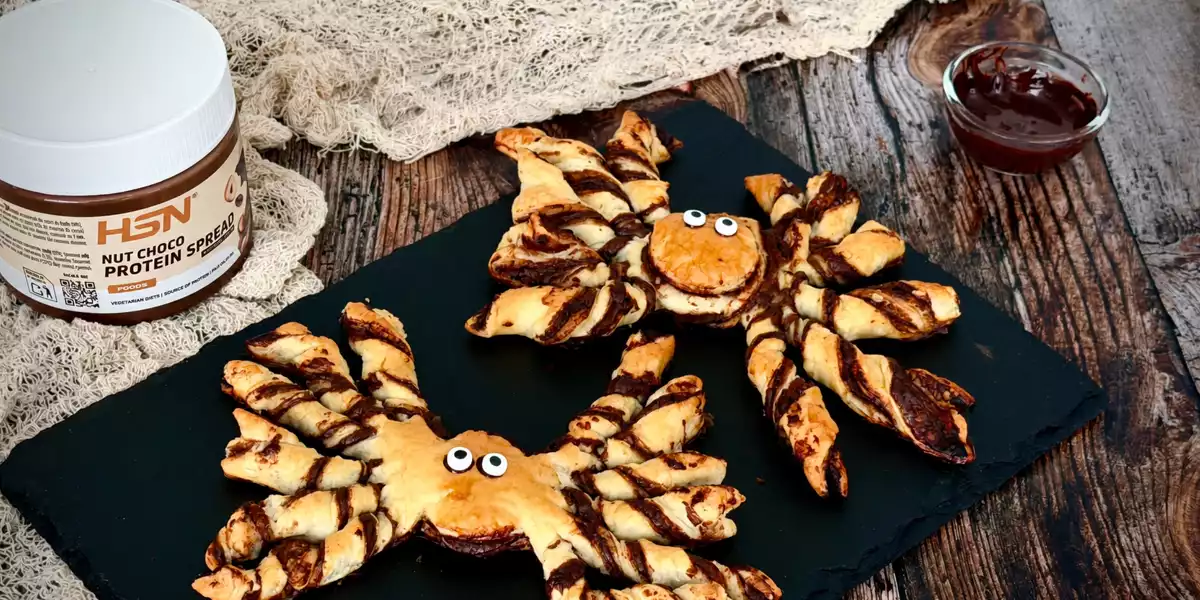 Ragni di pasta sfoglia ripieni di cioccolato Ragni di pasta sfoglia ripieni di cioccolato